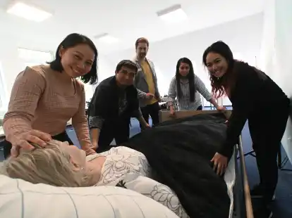 Die philippinischen Pflegefachkr&auml;fte (vorne v.l.) Kimberly Sacramento, Michael Ruiz, Lairah Arboleda und Angelica Baliguat  werden von BSB-Schulleiter Daniel B&uuml;ter f&uuml;r ihre Arbeit in Deutschland fit gemacht.