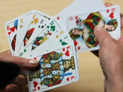 Einen k&uuml;hlen Kopf und ein gutes Blatt: Skat-Begeisterte kommen beim Skatnachmittag in Jever auf ihre Kosten.