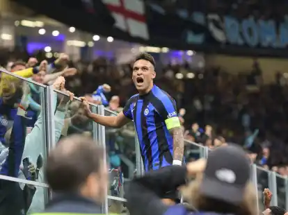 Inter-Torsch&uuml;tze Lautaro Mart&iacute;nez feiert mit den Fans.