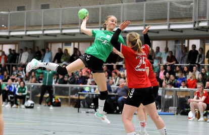 Emily Fischer (SVH, am Ball) und Lisa Fehlinger (TVC) Bild: Robert Gertzen