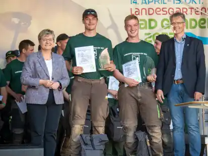 Die gl&uuml;cklichen Sieger: Thies Herrmann (Garten- und Landschaftsbau Uwe Herrmann, 2. von links) und neben ihm sein Bruder Lennert Herrmann (G&auml;rtner von Kimmen OHG) mit Ehrengast Frauke Heiligenstadt (links, Bundestagsabgeordnete der SPD) und Harald Kusserow (rechts, Pr&auml;sident des Verbandes Garten-, Landschafts- und Sportplatzbau)