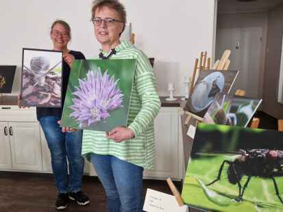 Ihre Faszination f&uuml;r Details ist geweckt: Bettina Heinemann (Inhaberin des Hofes Heinemann, links) und Fotografin Silvia Bosch