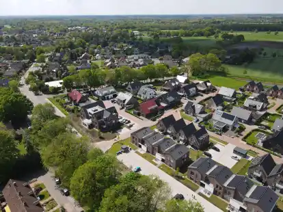 Abschluss des Neubaugebietes bei der August-Hinrichs-Stra&szlig;e in Ofen: Neben der Seniorenwohnanlage wurden hier vom Immobilien-Unternehmen CapitalReal zwei Mehrfamilienh&auml;user mit jeweils acht kosteng&uuml;nstigen Wohnungen und sieben Reihenh&auml;user gebaut.