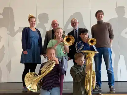 Freuen sich &uuml;ber die offizielle Einf&uuml;hrung der Bl&auml;serklassen am GAG Oldenburg (hinten, von links): Maria Lindemann (Leiterin Bl&auml;serklasse), Gerson Stiening (Kreismusikschule), Wolfgang Schoedel (Schulleiter) und Andreas Maske (Fachobmann Musik) sowie die Sch&uuml;ler (mittig) Imke Kruckenberg, Miran Ince, (vorne) Louisa Kipp und Bennett L&uuml;hmann.