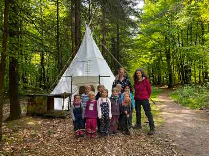Die &bdquo;F&uuml;chse&ldquo; und ihre Betreuerinnen Tanja Hoffmann (links) und Ingrid Schmidt vor dem neuen Tipi im Upjeverschen Forst.