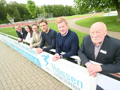 Sie freuen sich auf das Spiel in Westerstede (von rechts): Klaus Berster, Michael Weinberg, Clemens Fritz, Ingo Stryck, Insa Wetenkamp und Michael R&ouml;sner.
