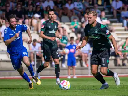 Der VfB Oldenburg (in blau) trifft auf den SV Werder Bremen: Das erneute Aufeinandertreffen ist im Juli in Westerstede.