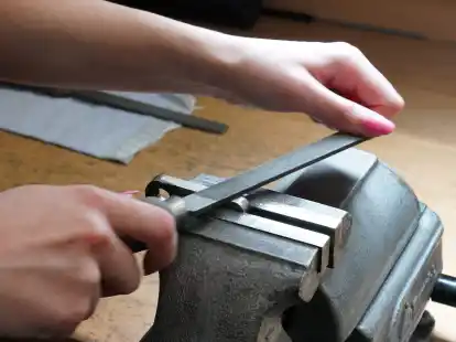 Eine Auszubildende zur Werkzeugmechanikerin arbeitet in der Auszubildenden-Werkstatt des Schreibger&auml;teherstellers Montblanc.