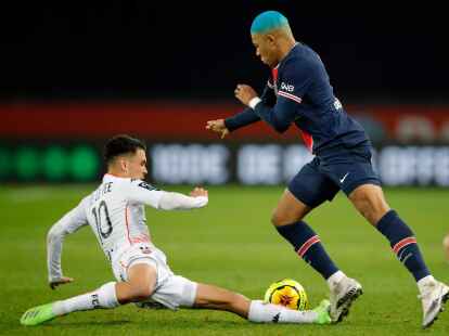 Der BVB soll Interesse an Enzo Le F&eacute;e (l) haben.