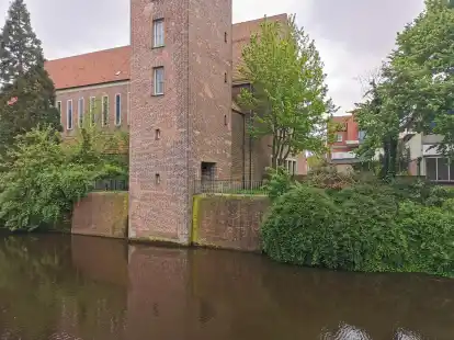 M&uuml;ll, Feuerstellen und Hinweise auf Drogenkonsum: Nicht nur die BI &bdquo;Ja zu Janssens Tuun&ldquo; h&auml;lt den Bereich hinter der Martin-Luther-Kirche f&uuml;r eine problematische Zone.