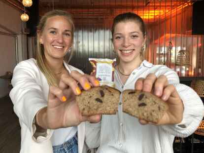 Wollten die Investorenrunde in Bremen mit ihrem veganen Bananenbrot &uuml;berzeugen: Die Gr&uuml;nderinnen Hanna Schlitt (links) und Laura Kn&uuml;fermann aus M&uuml;nster