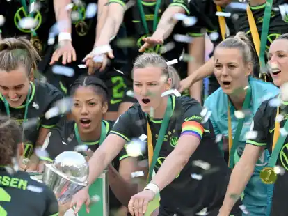 Die Wolfsburger Spielerinnen feiern im Anschluss an das Finale mit dem Pokal.