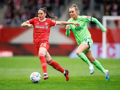 Sarah Zadrazil vom FC Bayern M&uuml;nchen (l) und Jill Roord vom VfL Wolfsburg im Zweikampf um den Ball.