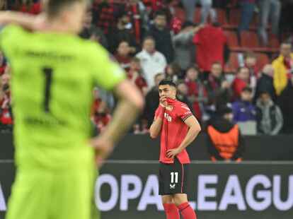 Leverkusens Nadiem Amiri ist der Frust nach dem Spiel anzusehen.