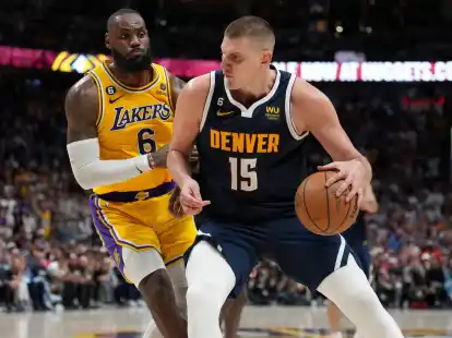 Denver Nuggets-Center Nikola Jokic (r) im Duell mit Lakers-Superstar LeBron James.