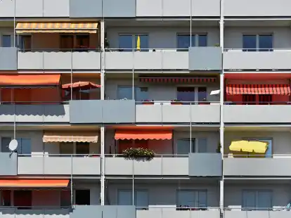 Geklemmt oder gebohrt? In Wohnungseigent&uuml;mergemeinschaften macht das bei Markisen einen gro&szlig;en Unterschied.