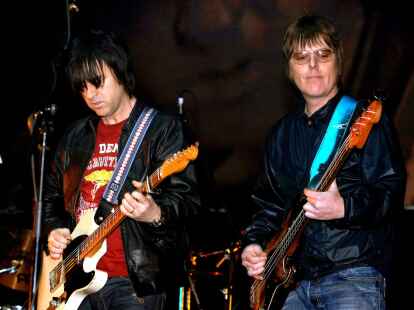 Andy Rourke (r) und Johnny Marr von The Smiths 2006 in Manchester. Rourke ist  im Alter von 59 Jahren gestorben.