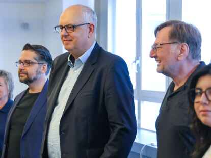 Die Verhandlungsf&uuml;hrer der Bremer SPD: B&uuml;rgermeister Andreas Bovenschulte (M.), der Fraktionsvorsitzende Mustafa G&uuml;ng&ouml;r (l.) und der Parteivorsitzende Reinhold Wetjen (r.).