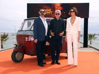 Regisseur James Mangold (l-r) mit  Harrison Ford und Phoebe Waller-Bridge in Cannes.