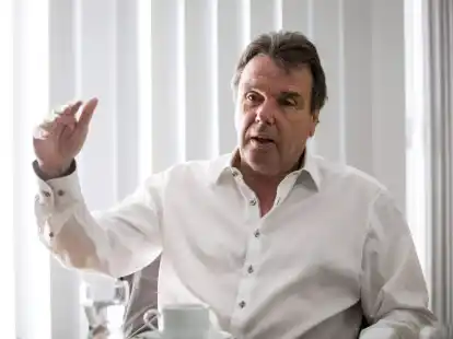 Im Bundesliga-Meisterrennen hofft Heribert Bruchhagen auf einen Erfolg von Borussia Dortmund.