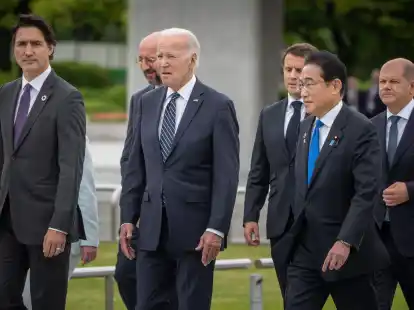 Kanadas Premier Justin Trudeau EU-Ratspr&auml;sident Charles Michel, US-Pr&auml;sident Joe Biden, Frankreichs Pr&auml;sident Emmanuel Macron, Japans Premier Fumio Kishida und Bundeskanzler Olaf Scholz (v.l.n.r.).