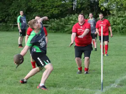 Alles rausgehauen haben die Schleuderballer aus Gr&uuml;nenkamp (grau-gr&uuml;ne Trikots) gegen den Mentzhauser TV.