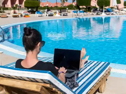 Arbeiten an Urlaubsorten: Das geht bei Workations. Wer sie plant, sollte sich vorab allerdings gut informieren.