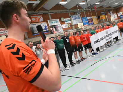 Die Handballer der HSG Gr&uuml;ppenb&uuml;hren/Bookholzberg feiern die Meisterschaft in der M&auml;nner-Landesliga.