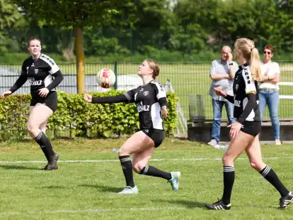 Weiter ungeschlagen in der 2. Bundesliga: die Faustballerinnen des TV Brettorf II um Merle Meves (am Ball)