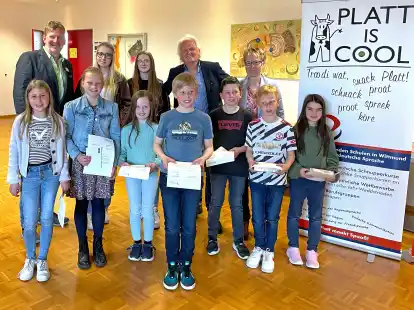 Herbert Fuhs vom Regionalen Landesamt f&uuml;r Schule und Bildung (hinten links), Heiko Sieling von der Sparkasse LeerWittmund (2. von rechts hinten) und die Organisatorin Anke Janssen (hinten rechts) mit den Gewinnerinnen und Gewinnern des Kreisentscheides Wittmund.