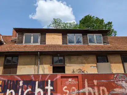 Kein sch&ouml;ner Anblick: Der historische Pferdestall an der Huntestra&szlig;e wurde mit Sperrholzplatten vor einem weiteren Verfall gesichert.