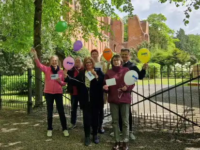 Wollen ihre Gr&uuml;&szlig;e in die Welt schicken: der Vorstand des VdK-Ortsverbandes Hude mit Marlene Heise (Schriftf&uuml;hrerin, von links), Frank Ernst (Vorsitzender), Iris Kracke (Beisitzerin), Tanja Schr&ouml;der (Frauenvertreterin), Petra Ernst (Beisitzerin) und Jens Hitschke (stellvertretender Vorsitzender). Es fehlt Beisitzerin Katarina Hutfilter.