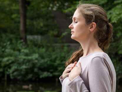 Ganz bewusst und in aller Ruhe: Atem&uuml;bungen helfen gegen Luftnot und trainieren das Zwerchfell nach einer Corona-Infektion.