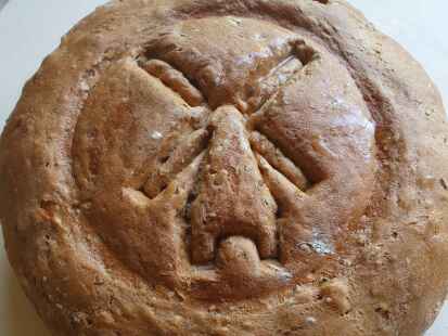 Eine knusprige Rinde mit M&uuml;hlen auf dem Deckel und ein weicher Kern: Das ist der erste Prototyp des Vareler M&uuml;hlenbrotes.