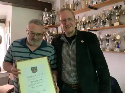 Er ist neuer Ehrenvorsitzender von Spiel und Sport Emden: Uwe Bergmann (links) auf dem Bild zusammen mit dem SuS-Vorsitzenden Rainer Oortgiese.