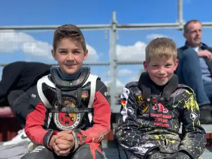 Auf der Bahn Gegner, nach dem Rennen aber &bdquo;Best-Buddies&ldquo;: Elyas Dirksen und Kaylan Holstein.