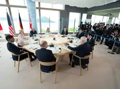 Die Staats- und Regierungschefs der G7 und die EU-Vertreter bei einem Arbeitsessen im Grand Prince Hotel.