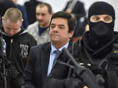 Der&nbsp;Unternehmer Marian Kocner wird von Polizisten in den Saal eines Spezialgerichts in Pezinok &ouml;stlich von Bratislava gebracht.