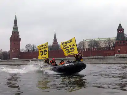 Greenpeace-Aktivisten bei einer Aktion am 06.11.2013 in Moskau.