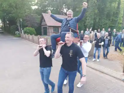 Das  Probetragen der S&auml;nfte f&uuml;r den n&auml;chsten Gildek&ouml;nig fand am Freitagabend im Krandel statt.