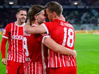 Nils Petersen (r) traf in seinem letzten Heimspiel f&uuml;r Freiburg zum 2:0-Endstand.