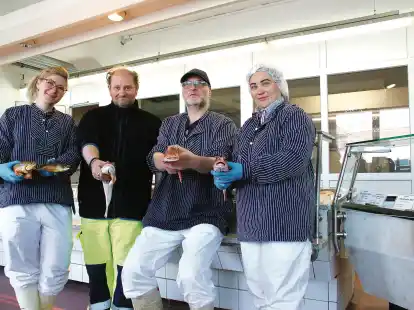 Zwei neue Mitarbeiterinnen hat Henk Bremer (gr&uuml;ne Hose) bereits f&uuml;r den Verkauf   gewinnen k&ouml;nnen. Rechts neben Bremer Martin Sander.