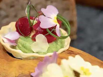 Die Bl&uuml;ten als Hingucker und W&uuml;rze:&nbsp;Die Gem&uuml;se-Tartelette mit B&auml;rlauchmousse garniert Paul Wieder mit Kapuziner- oder Borretschbl&uuml;ten.