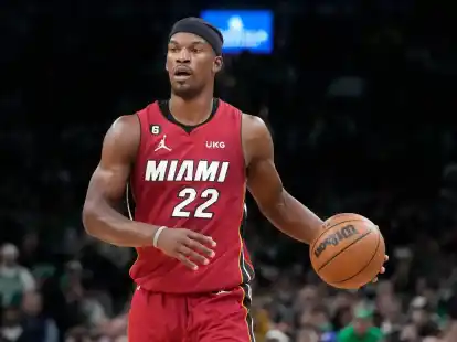 Jimmy Butler (22), St&uuml;rmer der Miami Heat, mit dem Ball.