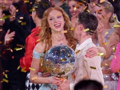 Model Anna Ermakova (l) und ihr Profi-Tanzpartner Valentin Lusin jubeln &uuml;ber ihren Sieg.