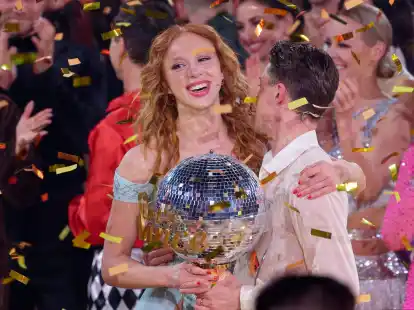 Model Anna Ermakova (l) und ihr Profi-Tanzpartner Valentin Lusin jubeln &uuml;ber ihren Sieg.