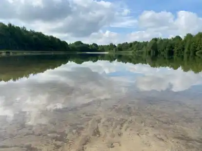 Der Badesee in Veenhusen wird wegen seines t&uuml;rkisblauen Wassers auch &bdquo;Blaue Lagune&ldquo; genannt.