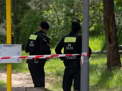 Polizeibeamte untersuchten am 16. Mai den Tatort in Berlin-Gatow.