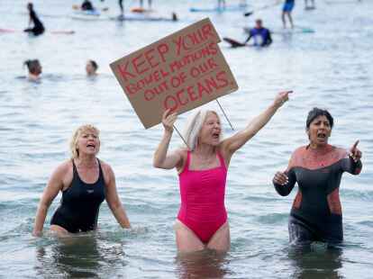 Protest am Brighton West Pier in East Sussex gegen die Wasserverschmutzung.