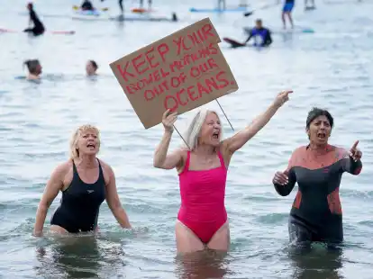 Protest am Brighton West Pier in East Sussex gegen die Wasserverschmutzung.